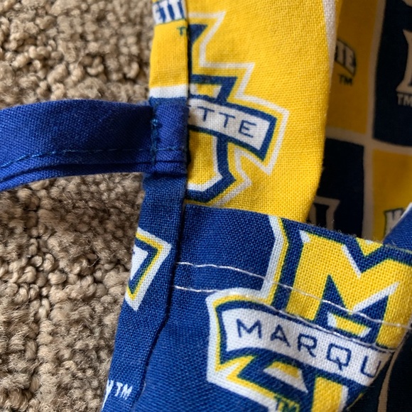 Marquette University Unisex Scrub Top Size M/L - Picture 5 of 9